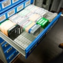 Schuif in de e-bunker gevuld met tapes voor offline back-up bewaring